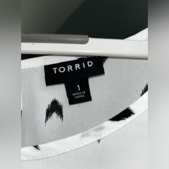 Torrid white short sleeved blouse 1X - Picture 4 of 4